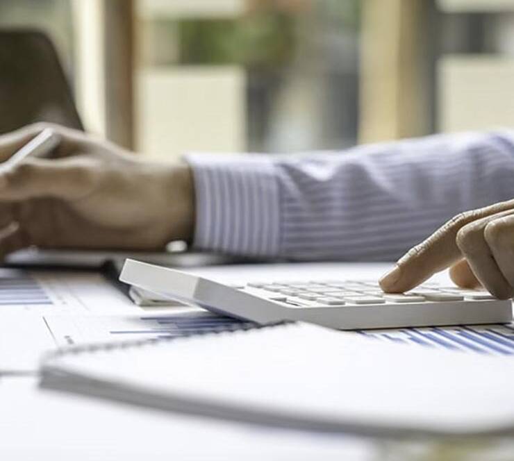 La Banque du Canada abaisse son taux directeur à 2,5 % dans un contexte économique fragile