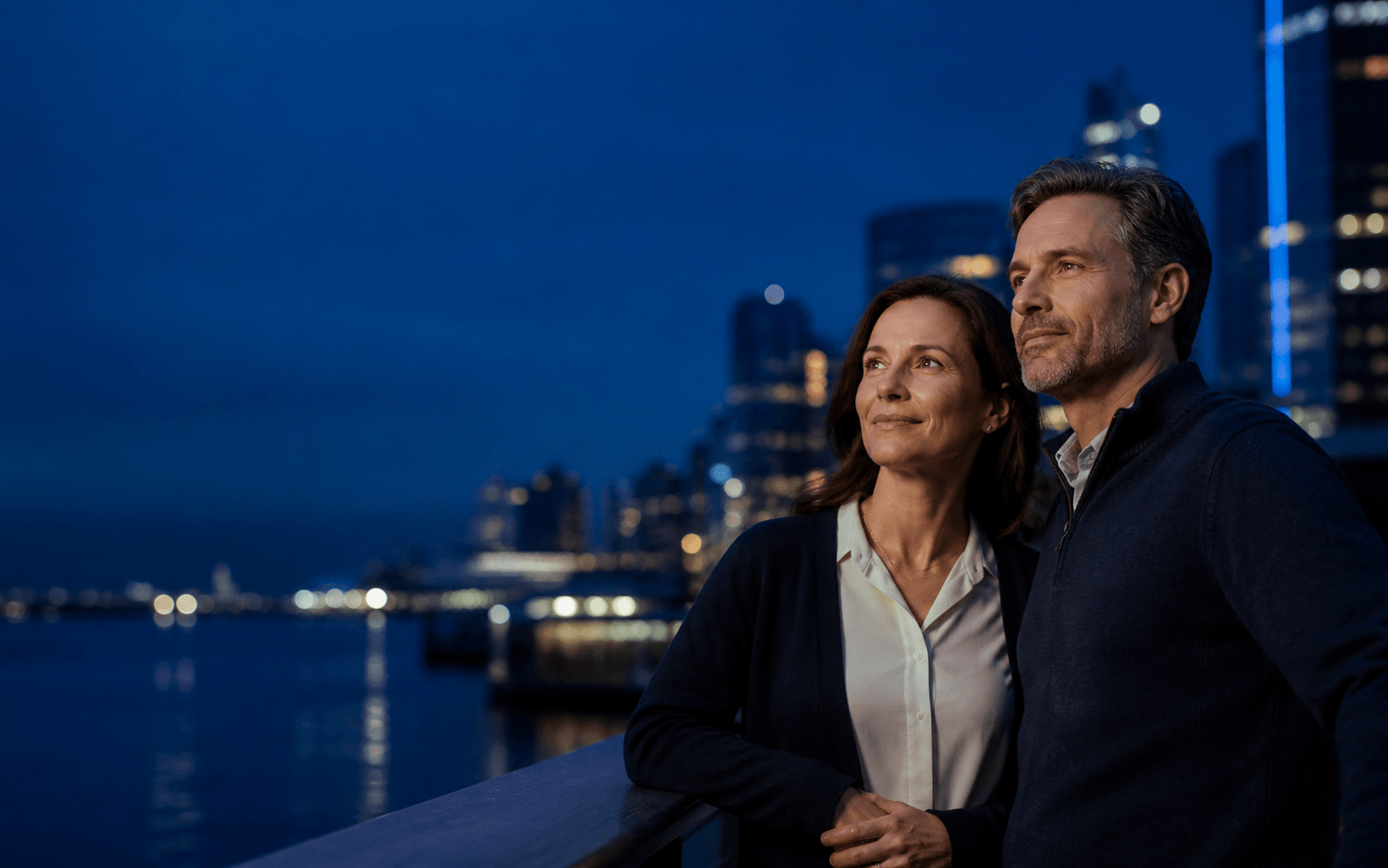 Un couple envisage son avenir financier avec confiance